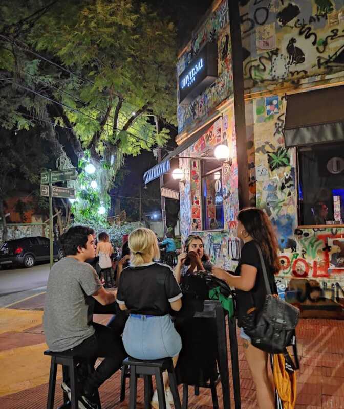 La barra, el escenario y la vereda: los tres puntos de encuentro que convirtieron a Universal Club en un clásico de la noche posadeña.