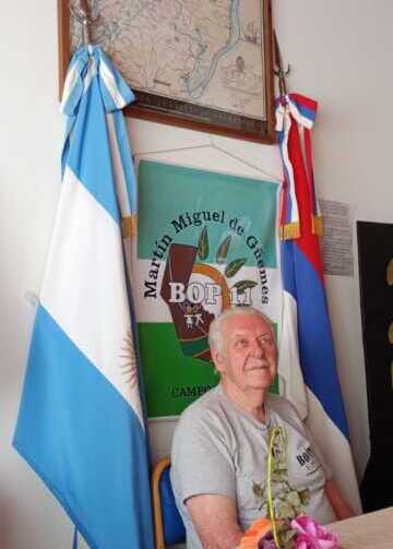 “‘Siempre quise terminar el secundario’, dice Waldemar Smith, que a los 80 años egresó del BOP 11 y anima a la gurisada a no abandonar la escuela.