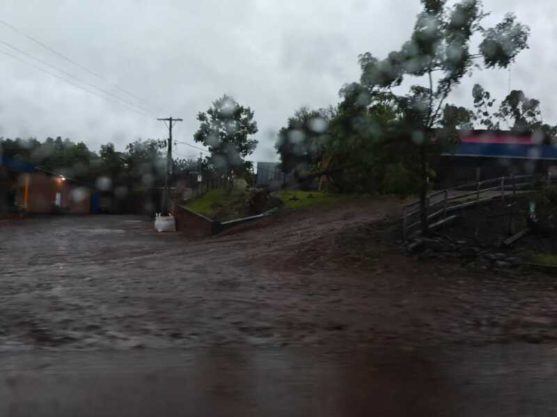 Tormenta ocasiono destrozos en varios puntos de la provincia 12 WhatsApp Image 2025 11 16 at 18.41.27 4 - 11