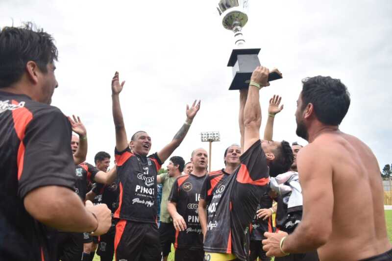 Atlético Garupá se coronó campeón en el Sudamericano de Fútbol para Veteranos 2 WhatsApp Image 2025 11 17 at 09.35.44 - 1