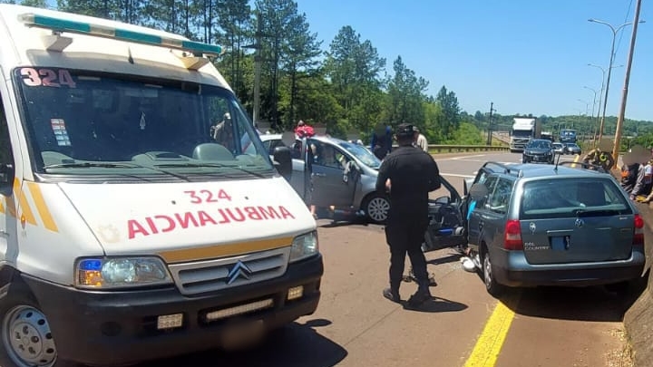 San Ignacio: cinco heridos tras un siniestro vial entre dos autos en el puente Yabebiry siniestro vial en el puente Yabebiry