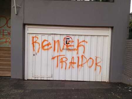 La sede de Luz y Fuerza amaneció con fuertes pintadas contra el secretario general Reineck Luz y Fuerza