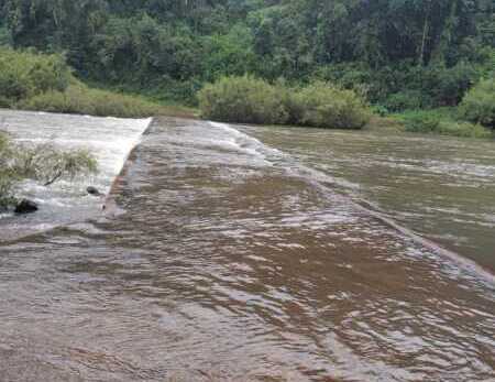 Cerraron el acceso al Parque Provincial Moconá por la crecida del arroyo Yabotí Saltos del Moconá permanece cerrado y comunidades rurales quedan incomunicadas por desbordes de arroyos en Misiones.