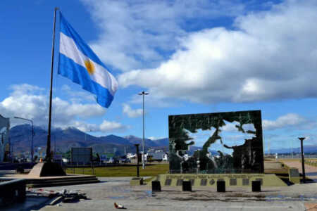 El 6 de noviembre de 1820, David Jewett izó por primera vez la bandera argentina en las Islas Malvinas.