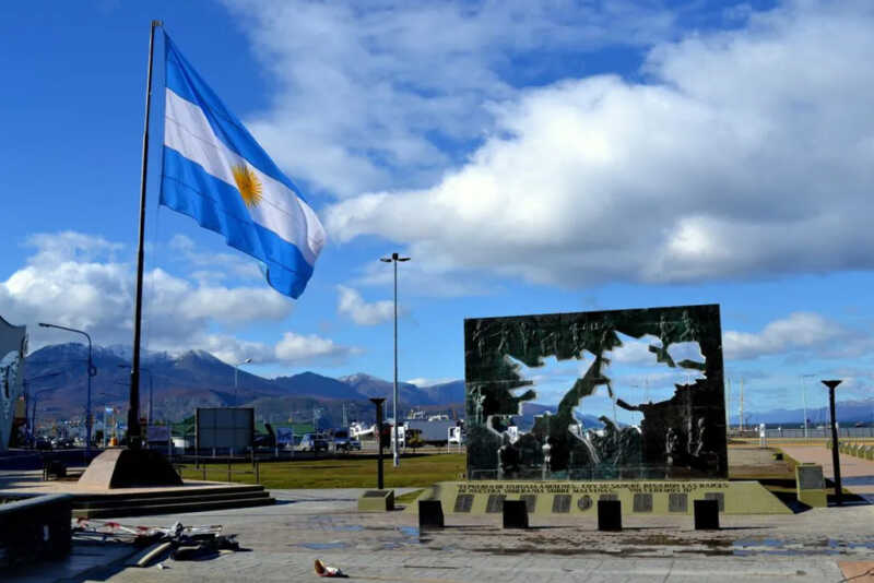 A 205 años del primer izamiento de la bandera argentina en las Islas Malvinas El 6 de noviembre de 1820, David Jewett izó por primera vez la bandera argentina en las Islas Malvinas.