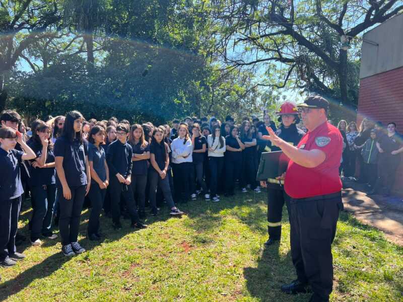 Bomberos de la Policía capacitaron a más de 700 estudiantes en simulacros de evacuación escolar Bomberos de la Policía de Misiones capacitaron a estudiantes y docentes en medidas de autoprotección y respuesta ante emergencias.