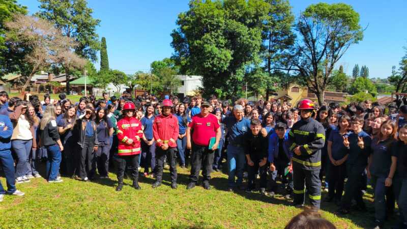 Bomberos de la Policía capacitaron a más de 700 estudiantes en simulacros de evacuación escolar 4 Las prácticas de evacuación se realizaron en las escuelas N.º 4 “Nicolás Avellaneda” y N.º 304 “Bárbara Ponce de Limström”.