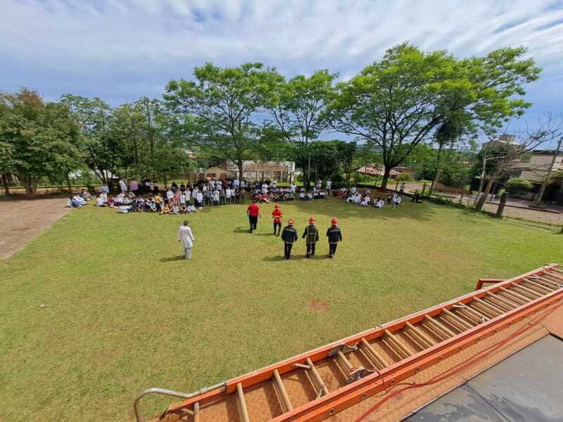 Bomberos de la Policía capacitaron a más de 700 estudiantes en simulacros de evacuación escolar 3 Más de 700 alumnos participaron en los simulacros de evacuación escolar coordinados por Bomberos de la Policía en Oberá.