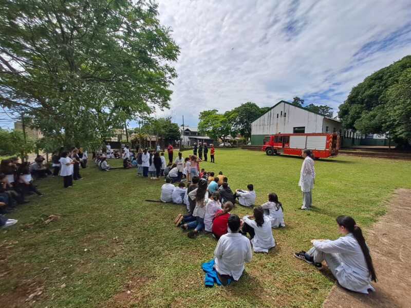 Bomberos de la Policía capacitaron a más de 700 estudiantes en simulacros de evacuación escolar 2 Más de 700 alumnos participaron en los simulacros de evacuación escolar coordinados por Bomberos de la Policía en Oberá.