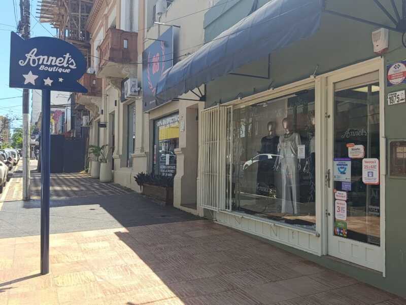 Comercios sienten la crisis en Posadas: “La gente está con miedo porque le falta plata” 5 boutique ropa 3 - 4