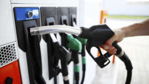 El Gobierno postergó hasta octubre el aumento del impuesto a la nafta y el gasoil