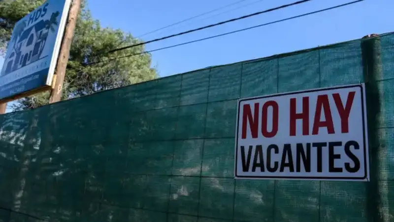 Crisis industrial en Argentina: la pérdida del empleo formal se acelera y ya supera los 100.000 puestos 2 Fábricas apagadas y empleos perdidos, el rostro silencioso de la crisis productiva.