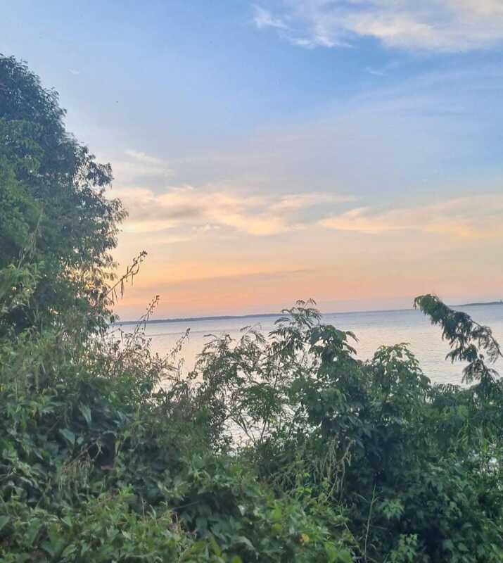 En la costa de El Montecito, donde todavía se puede bajar entre piedras y tomar tereré a orillas del Paraná, los vecinos reclaman que se respete la categoría de reserva urbana ambiental.