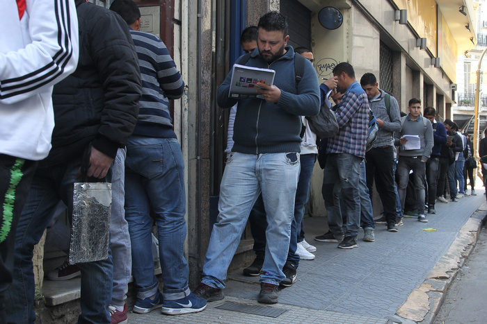 “La otra cara del ajuste: menos trabajo estable y más fragilidad laboral en Argentina.