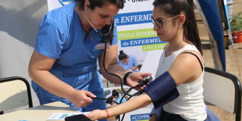 Enfermería en Misiones: la provincia tiene cerca de 5 mil profesionales y avanza en especializaciones 3 En el Día Nacional de la Enfermería, se destaca el trabajo incansable de quienes cuidan, educan y contienen en cada nivel del sistema de salud.