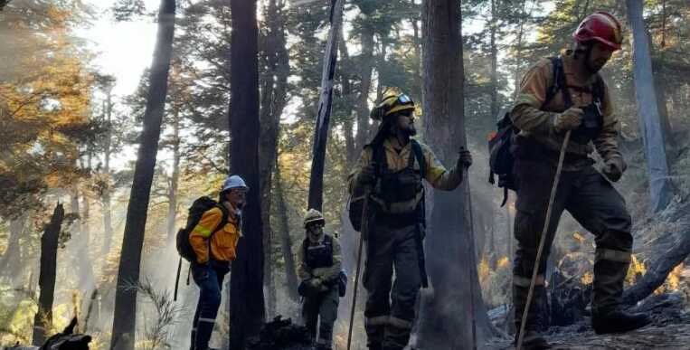 Un incendio en Epuyén ya consumió más de 200 hectáreas y apuntan a la negligencia de una turista 3 epuyen - 2