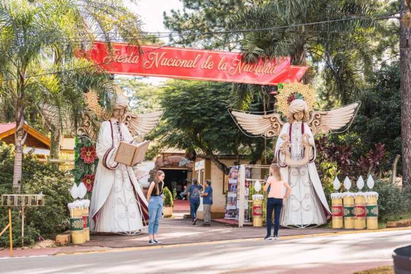 Tributo a Sandro, Coqui Ramírez, Banda XXI y más: la cartelera completa de la Navidad del Litoral 2 Con acceso libre y gratuito, la fiesta combina tradición, fe y desarrollo económico regional, generando trabajo y movimiento turístico en toda la zona centro de Misiones.