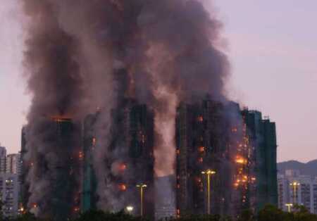 Cuatro muertos y varios atrapados tras un incendio en un complejo residencial de Hong Kong hong kong