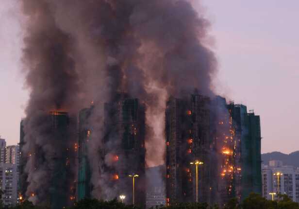 Cuatro muertos y varios atrapados tras un incendio en un complejo residencial de Hong Kong hong kong