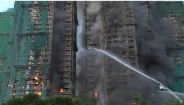 Cuatro muertos y varios atrapados tras un incendio en un complejo residencial de Hong Kong 2 hong kong2 - 1