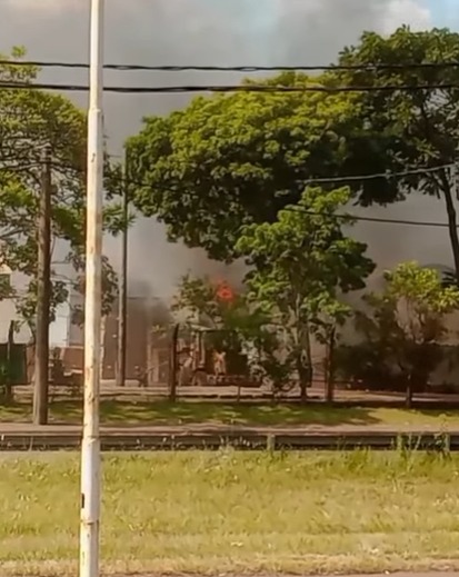 Se incendió un aserradero sobre la ruta 12 en Garupá y alertan por su posible expansión 2 incendio garupá aserradero