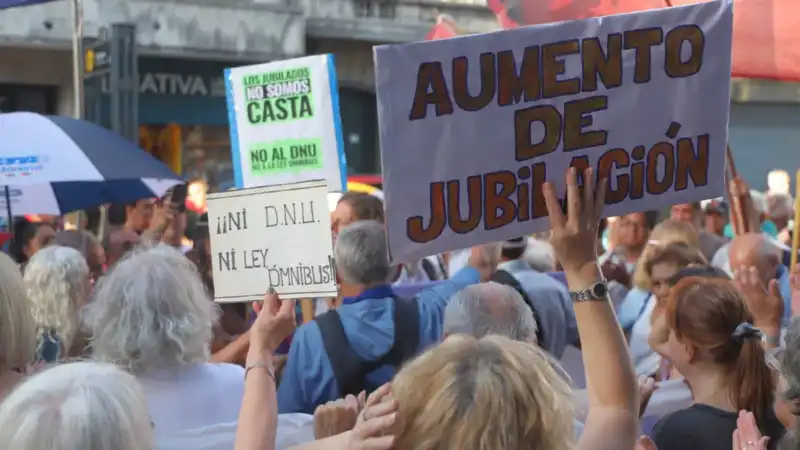 Los jubilados mantendrán la actualización por IPC, aunque el bono que completa la mínima seguirá congelado por segundo año consecutivo.
