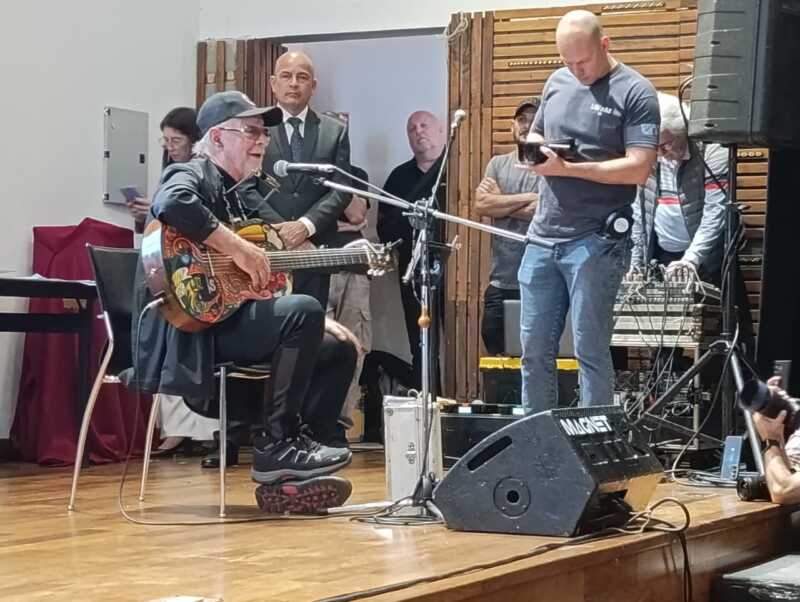 “Contar la historia a través de las canciones”: León Gieco ya es Doctor Honoris Causa de la UNaM leon gieco unam
