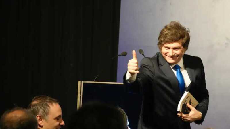 Milei defendió su plan económico y se volvió a diferenciar de Macri: “No hizo el ajuste fiscal” 2 Milei en La Rural: respaldo al plan económico, críticas al macrismo y proyección política hacia 2027.