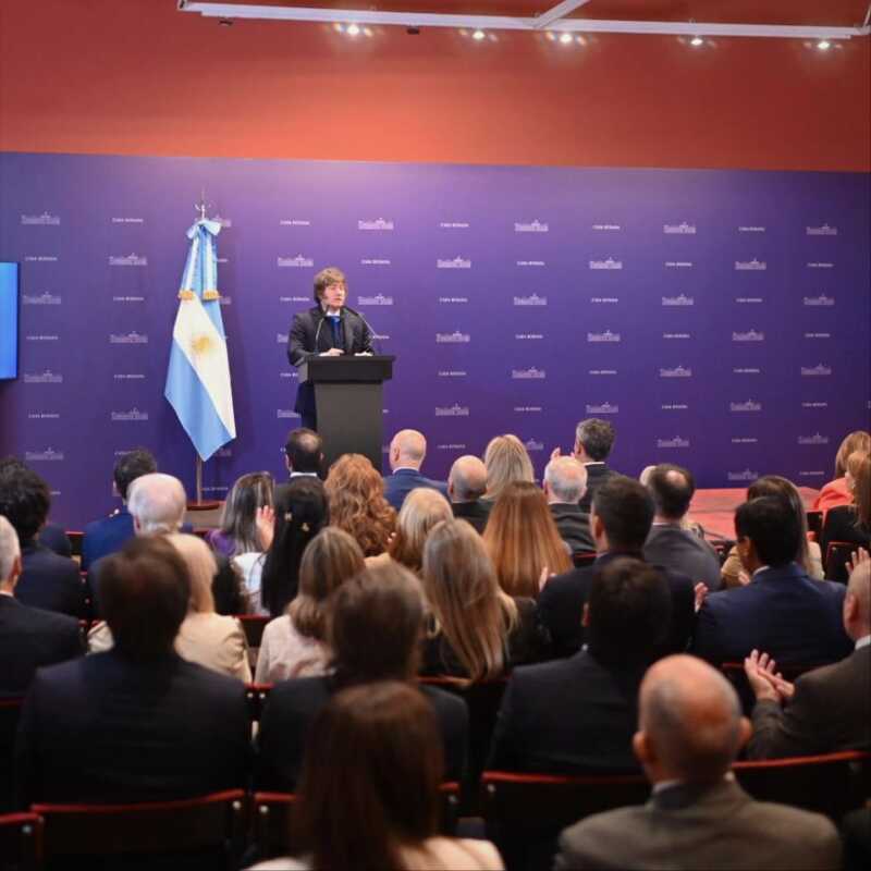 milei con diputados - 1