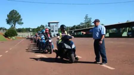 La motoescuela gratuita de Oberá cerró el año con cupos agotados y ya es modelo de formación en seguridad vial en la provincia.