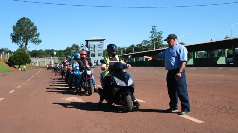 La motoescuela gratuita de Oberá cerró el año con cupos agotados y ya es modelo de formación en seguridad vial en la provincia.
