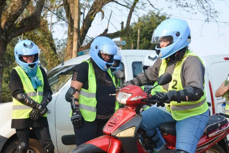 Con motos, cascos y equipamiento provistos por el municipio, jóvenes –en su mayoría mujeres– pierden el miedo y aprenden a conducir de manera segura.