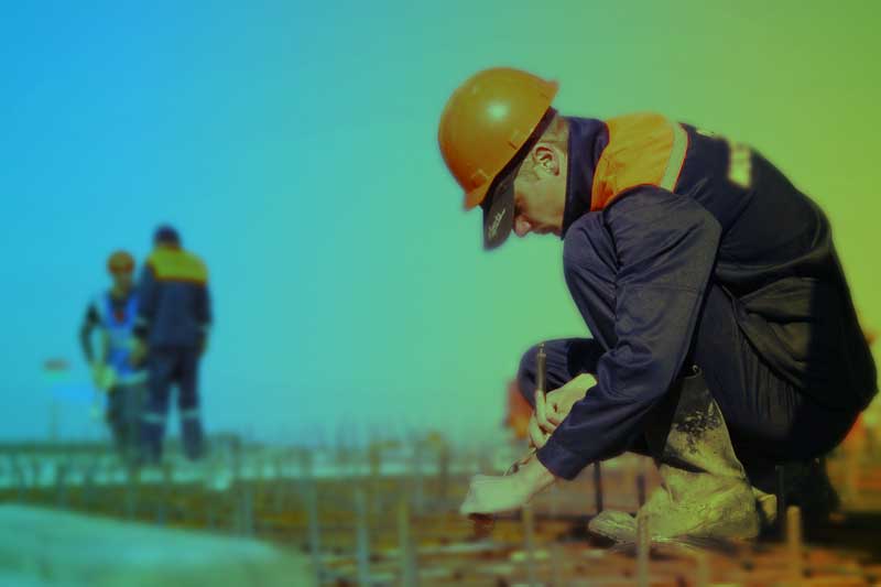 La iniciativa oficial incluye un régimen de blanqueo laboral, nuevos topes indemnizatorios y beneficios para nuevas contrataciones.