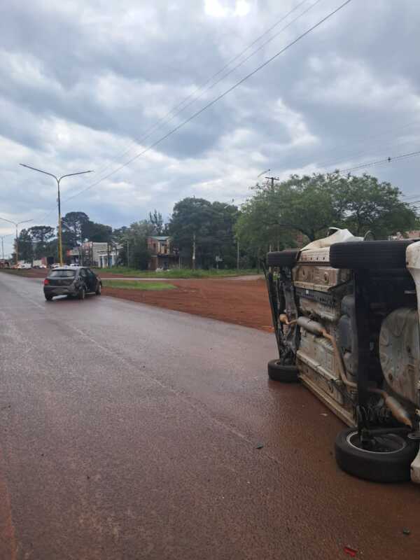 Oberá: un hombre resultó herido tras espectacular vuelco en la avenida Las Américas 3 obera - 2