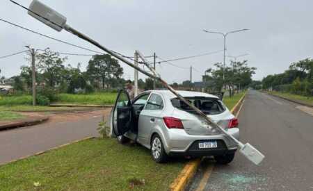 Siniestro vial contra un poste en la Avenida Las Heras de Posadas: no hubo heridos POSADAS