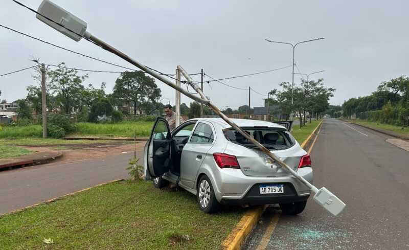 Siniestro vial contra un poste en la Avenida Las Heras de Posadas: no hubo heridos POSADAS
