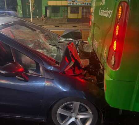 Choque entre un auto y un colectivo frente a una estación de servicio en Posadas posadas