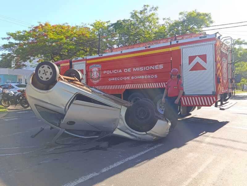 Espectacular choque y vuelco en Posadas: tres vehículos involucrados y varias personas heridas 2 posadas2 - 1