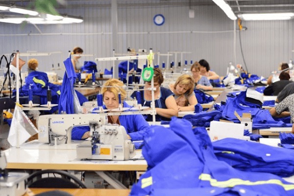 El precio de la ropa se mantiene mientras la industria textil se desploma: se produjo un 18% menos producción textil argentina