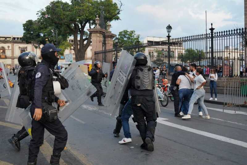 México arde: manifestantes tomaron el Palacio de Gobierno de Uruapan tras asesinato del alcalde 2 méxico protestas