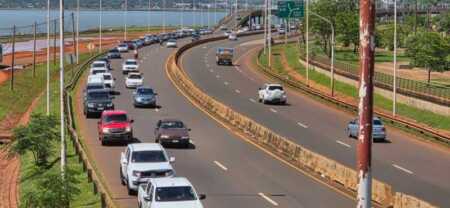 Con el inicio del fin de semana XXL volvió la larga fila para cruzar de Posadas a Encarnación puente posadas encarnacion