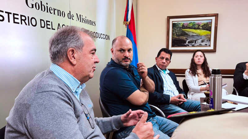 Misiones refuerza el control fronterizo ante el crecimiento del contrabando de tabaco 5 reunion agro tabaco frontera 4 - 4