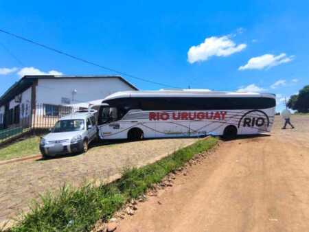 Un colectivo perdió el control y chocó contra 2 autos en San Javier san javier colectivo