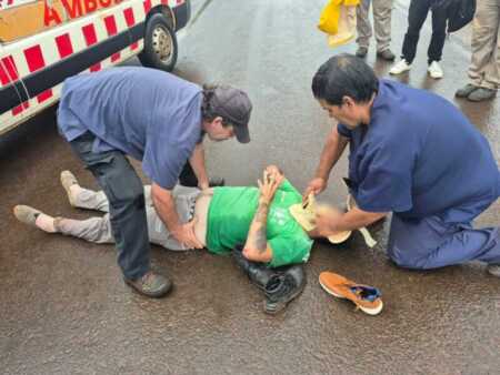 Un peatón resultó lesionado tras ser embestido por una camioneta.
