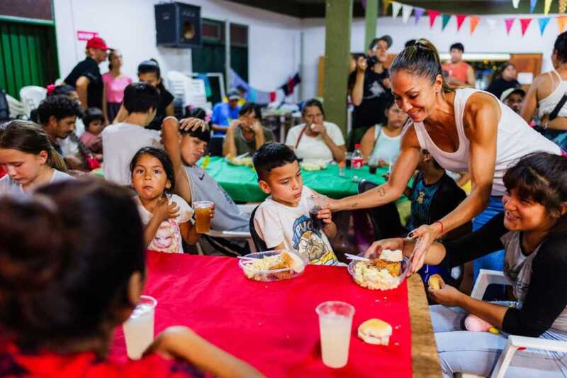 Navidad con solidaridad: brindaron cena para personas en situación de calle en Posadas 2 Con música y teatro, realizaron una cena solidaria de pre Navidad en Posadas
