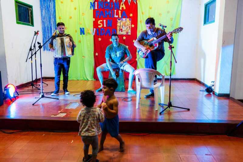 Navidad con solidaridad: brindaron cena para personas en situación de calle en Posadas 4 20251224 stella maris 2 - 3