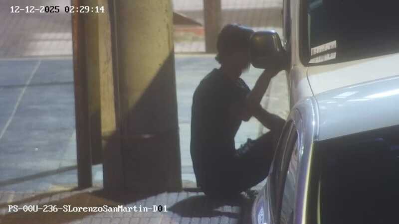 CIO-911 detectó en tiempo real a un hombre que intentaba forzar un auto para robar pertenencias 2 El GAP sorprendió al sospechoso mientras manipulaba las cerraduras.