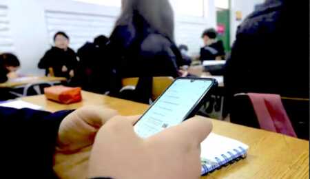 El ministro de Educación de Paraguay impulsa una ley para regular celulares en las escuelas CULQ3O2FI5AMPF7WOAYR44OQBQ - 2