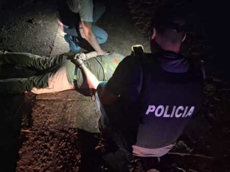 Parte del armamento incautado en el procedimiento que terminó con dos cabos detenidos y un menor demorado.