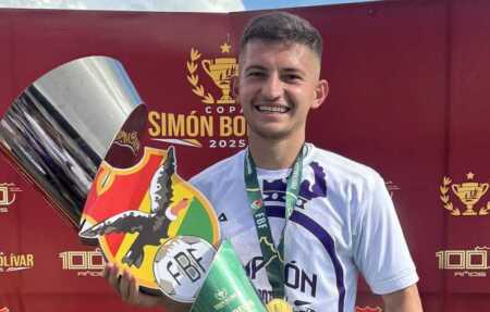 Camilo Villarreal sumó un nuevo título en Bolivia y cerró un año perfecto El misionero Camilo Villarreal celebró el ascenso con Real Potosí tras conquistar la Copa Simón Bolívar.